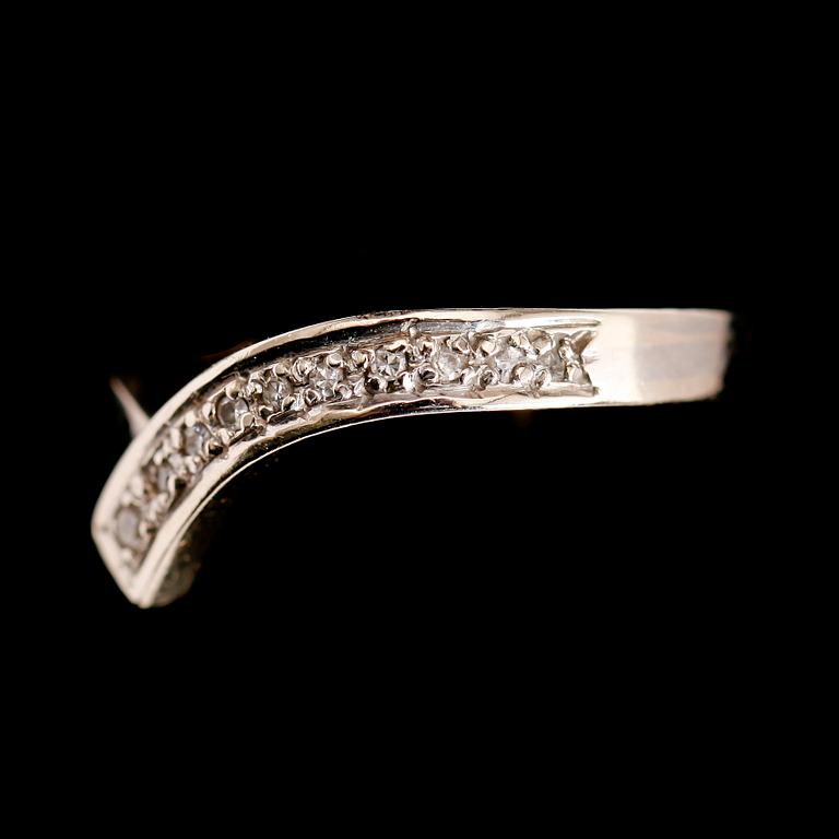 RING, 18 k vitguld med diamanter. Total vikt ca 3 gr.