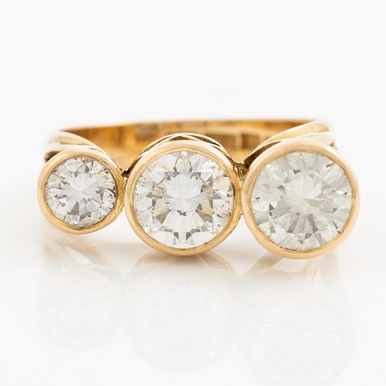 Ring, 18K guld med tre briljantslipade diamanter, totalt 2.87 ct.