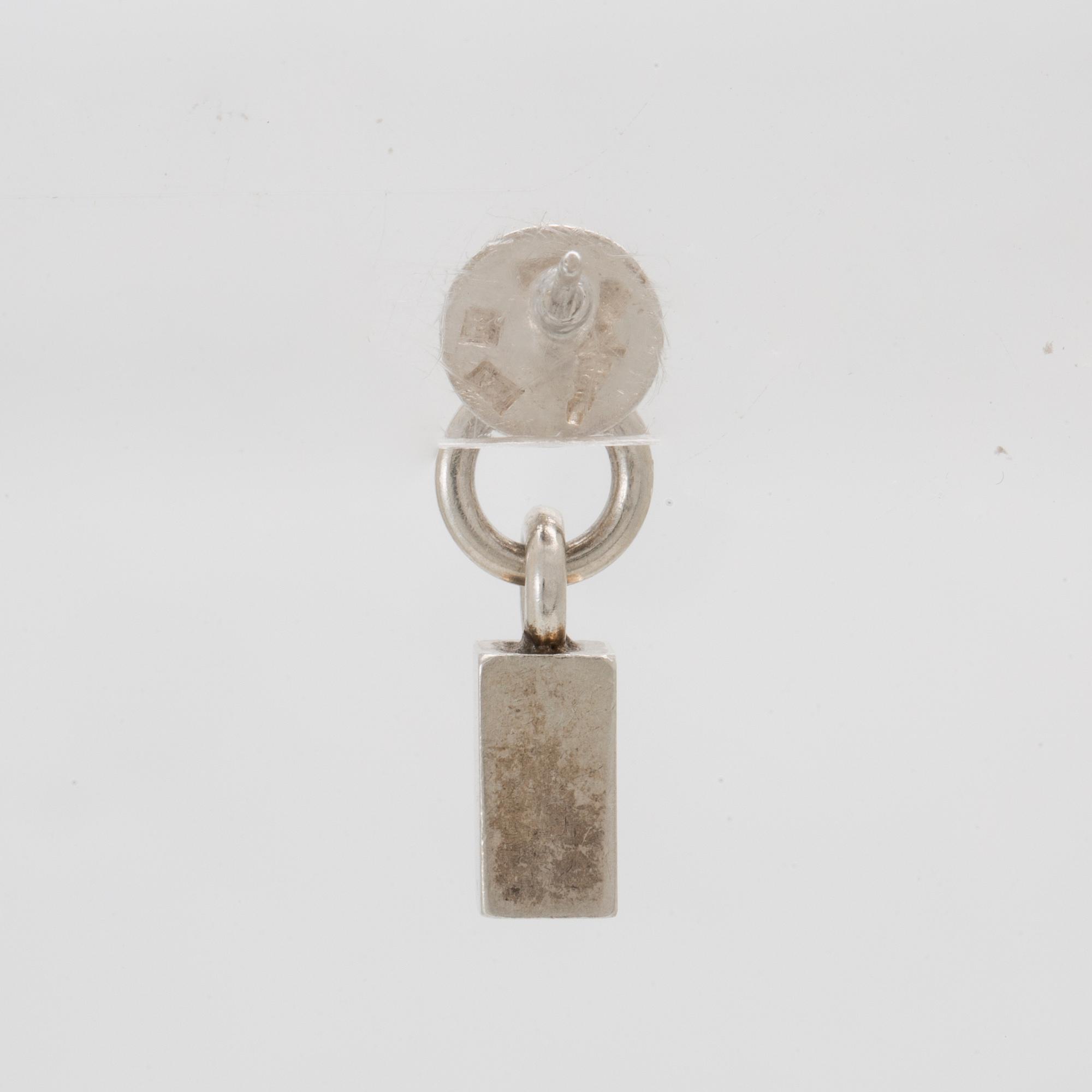 Wiwen Nilsson, halsband stavkedja samt ett örhänge silver Lund 1971 och 1973.