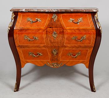 BYRÅ, rokokostil, 1900-talets andra hälft.