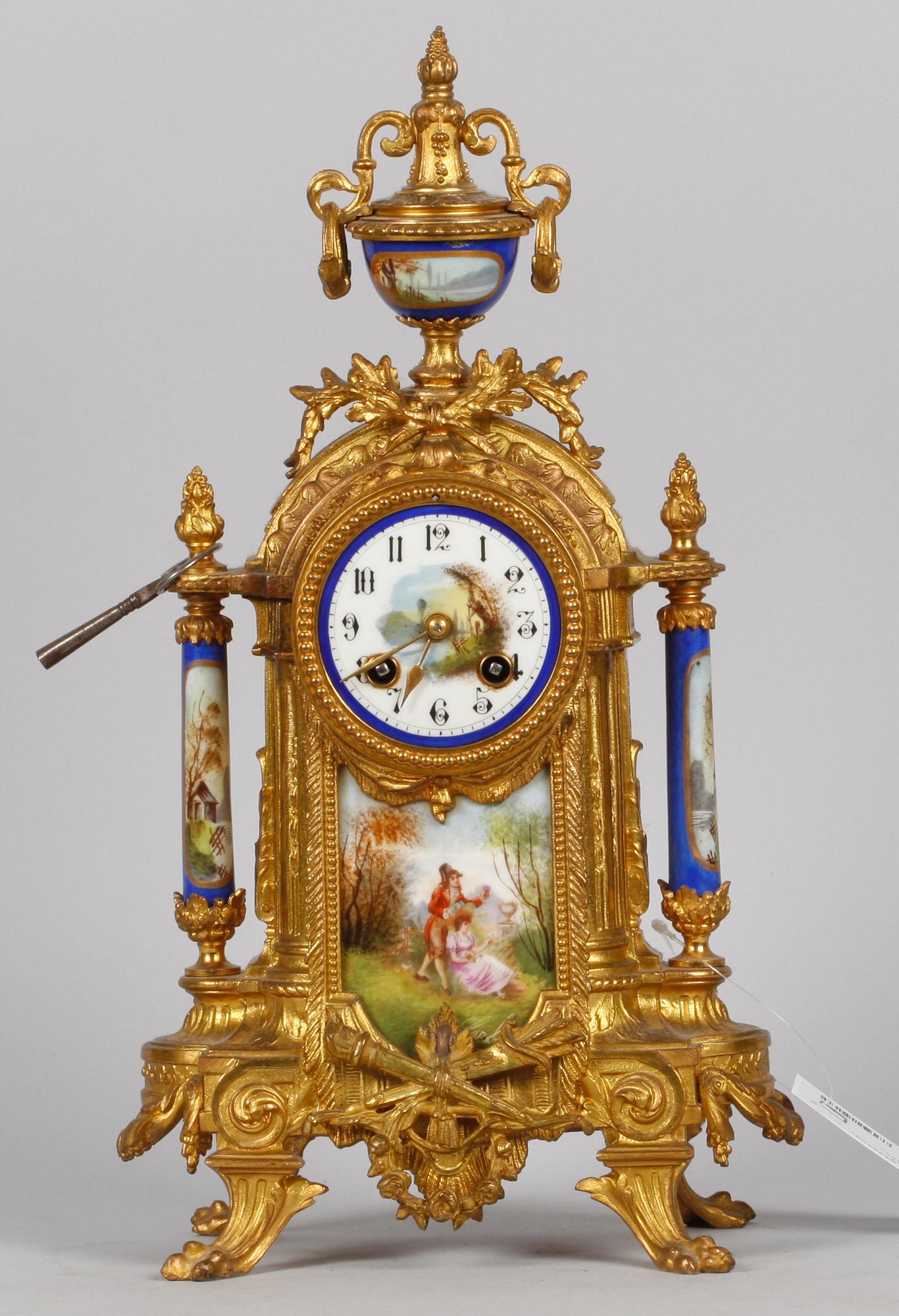BORDSPENDYL, mässing, porslin, Ny Louis XVI, sekelskiftet 1800/1900.