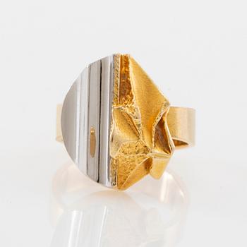 Björn Weckström, Ring "Kaksoisaalto/Double Wave" 18K gold and platinum, Lapponia Finland 2001.