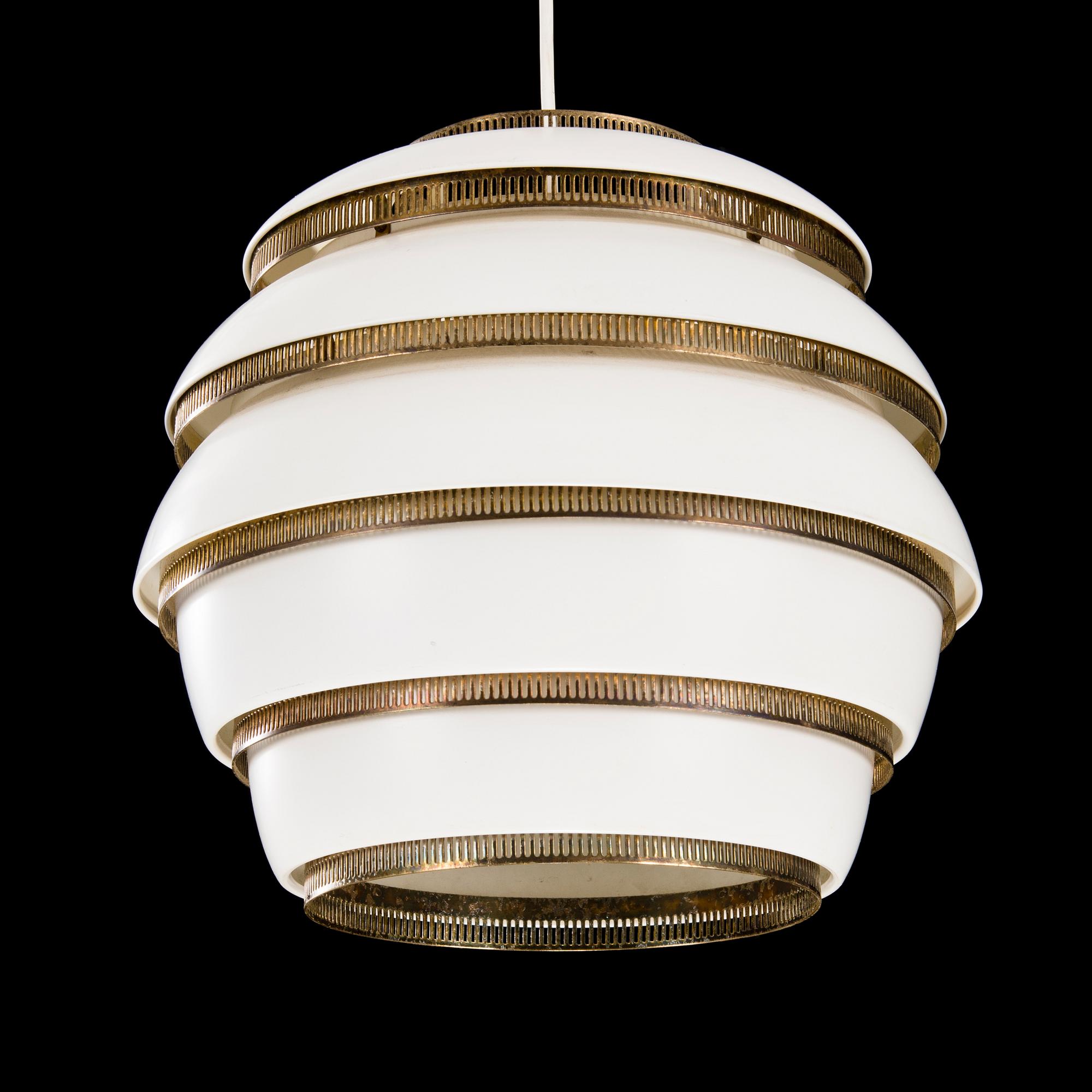 ALVAR AALTO,  KATTOVALAISIN. Mehiläispesä A331. Valmistanut Valaistustyö. Suunniteltu 1953.