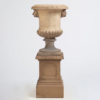 A stoneware garden urn on pedestal by av James Stiff & Sons (Lambeth, London 1834 - 1876).