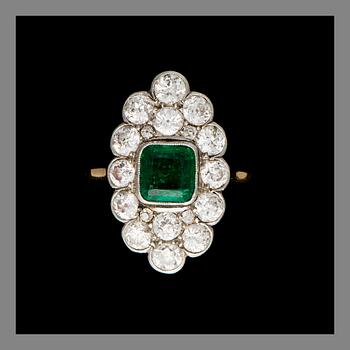 RING, 18K guld, smaragd, gammalslipade diamanter. Oskar Lindroos, Helsingfors 1926. Vikt ca 4,4 g.