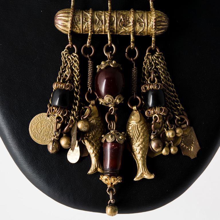 HALSSMYCKE, metall och bakelitpärlor. Egypten 1950-tal.