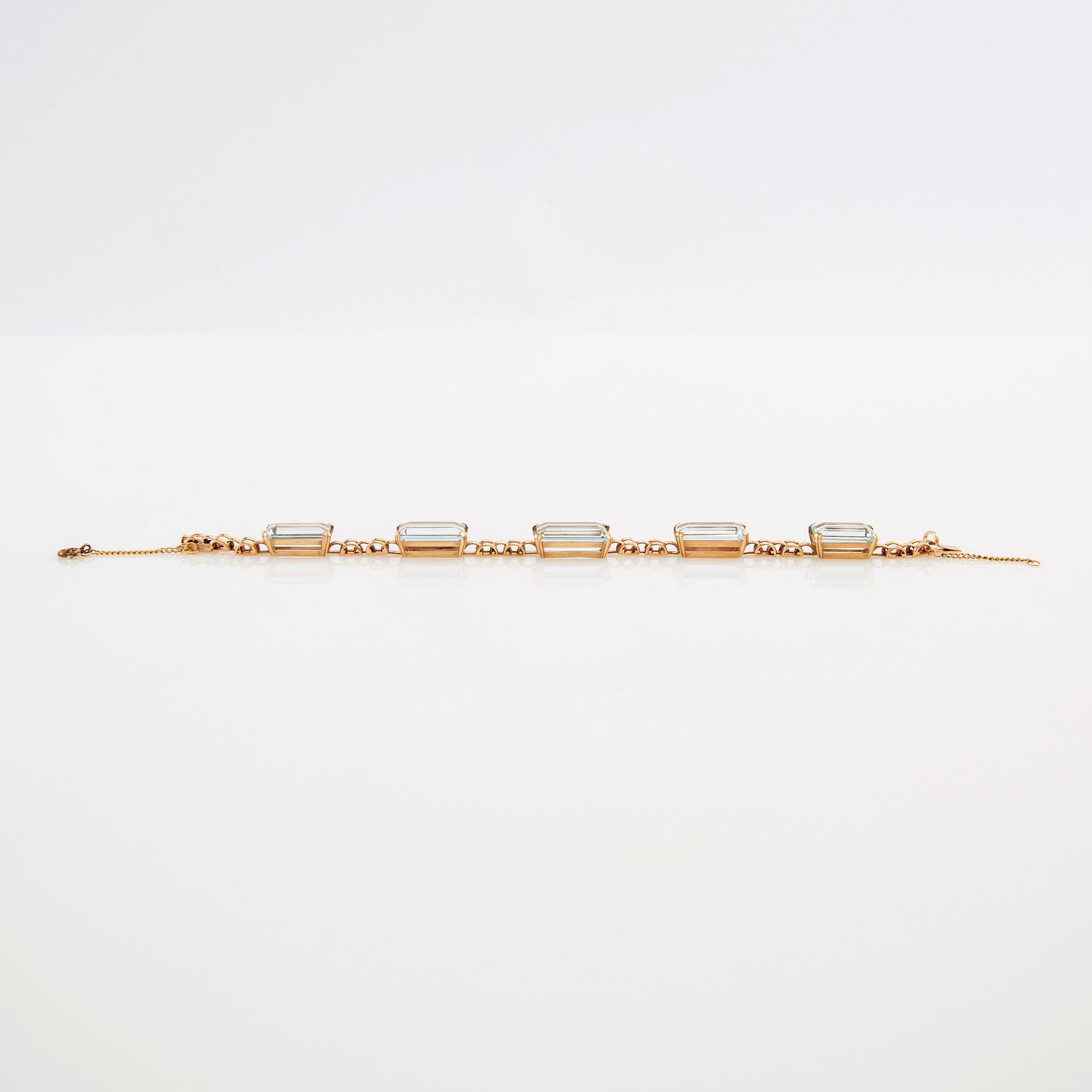 Bracelet 18K gold with step-cut aquamarines.