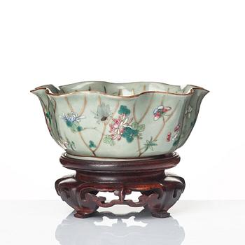 Two Chinese bowls, late Qing dynasty, circa 1900.