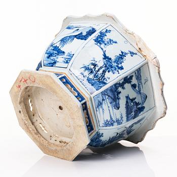 A blue and white flower pot, Qing dynasty, 18th Century.