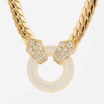 A Van Cleef et Arpels 18K gold and mother of pearl necklace set with round brilliant-cut diamonds.