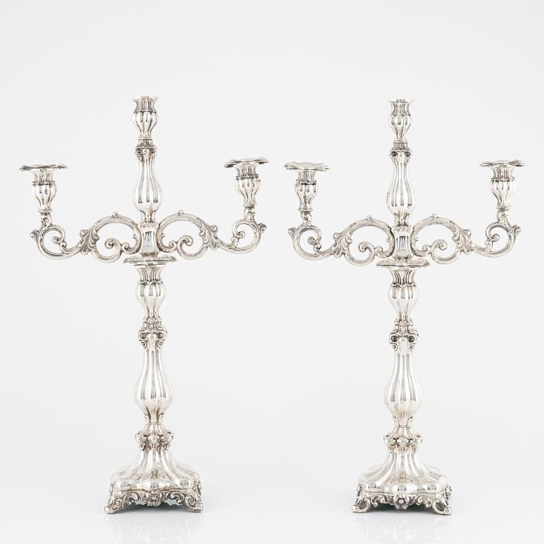 Kandelabrar/ljusstakar, ett par, silver, barockstil, troligen Polen, daterade 1855.