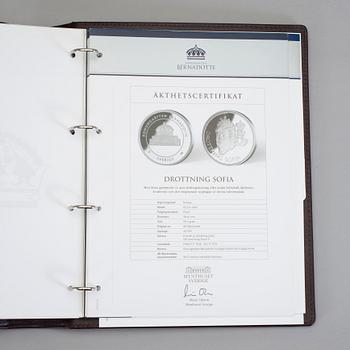 MYNT, silver, 15 st samt ett medföljande, minnespräglingar över ätten Bernadotte. Vikt 384 g.