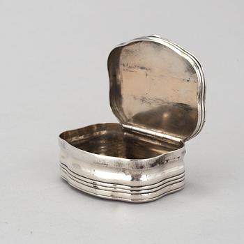 LUKTDOSA, silver, GBL, Stockholm, otydliga åldersstämplar, troligen 1800-talets andra hälft. Vikt ca 94 gram.