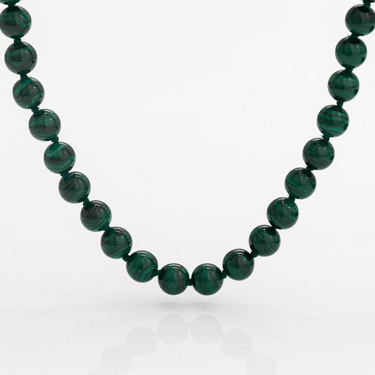 A malakite pearl collier with a sterling silver clasp.