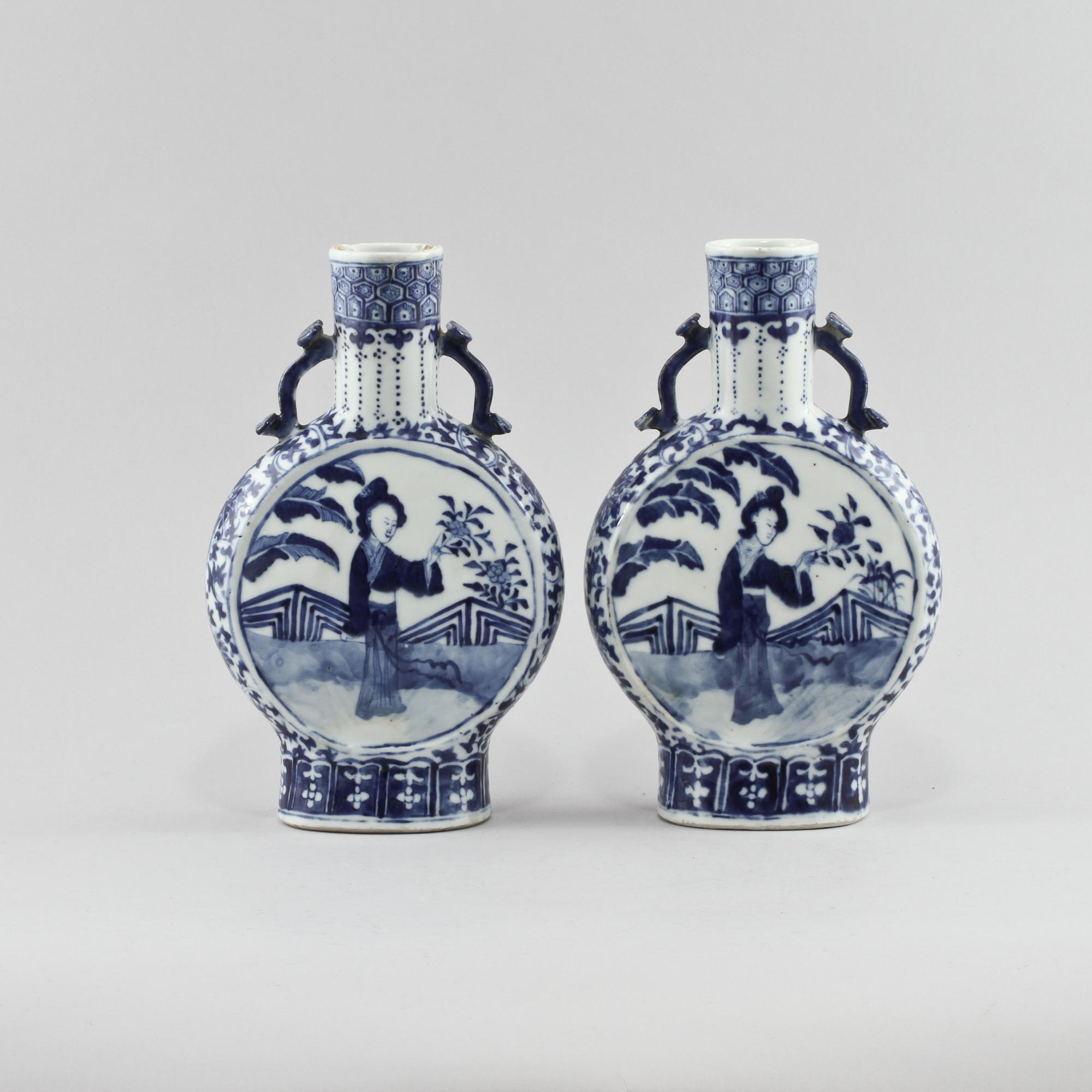 PILGRIMSKRUS, ett par, porslin, Kina, 1800-tal.