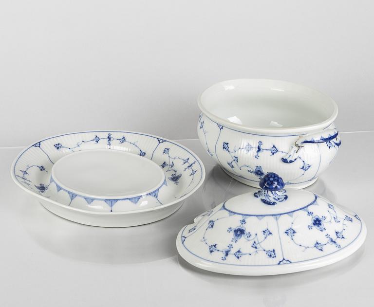 Terrin med fat, porslin, Royal Copenhagen, "Musselmalet", modell 215, 1800-tal.