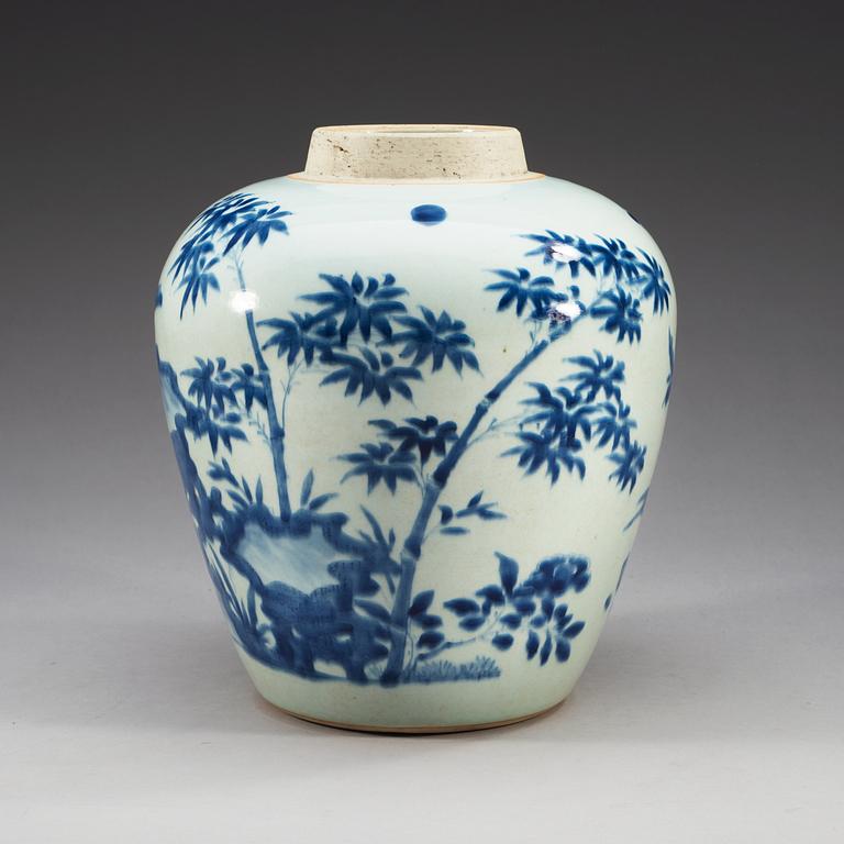 A blue and white Transitional jar, 17th Century.