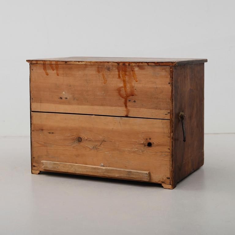 MINIATYRBYRÅ, allmoge, 1800-talets andra hälft.