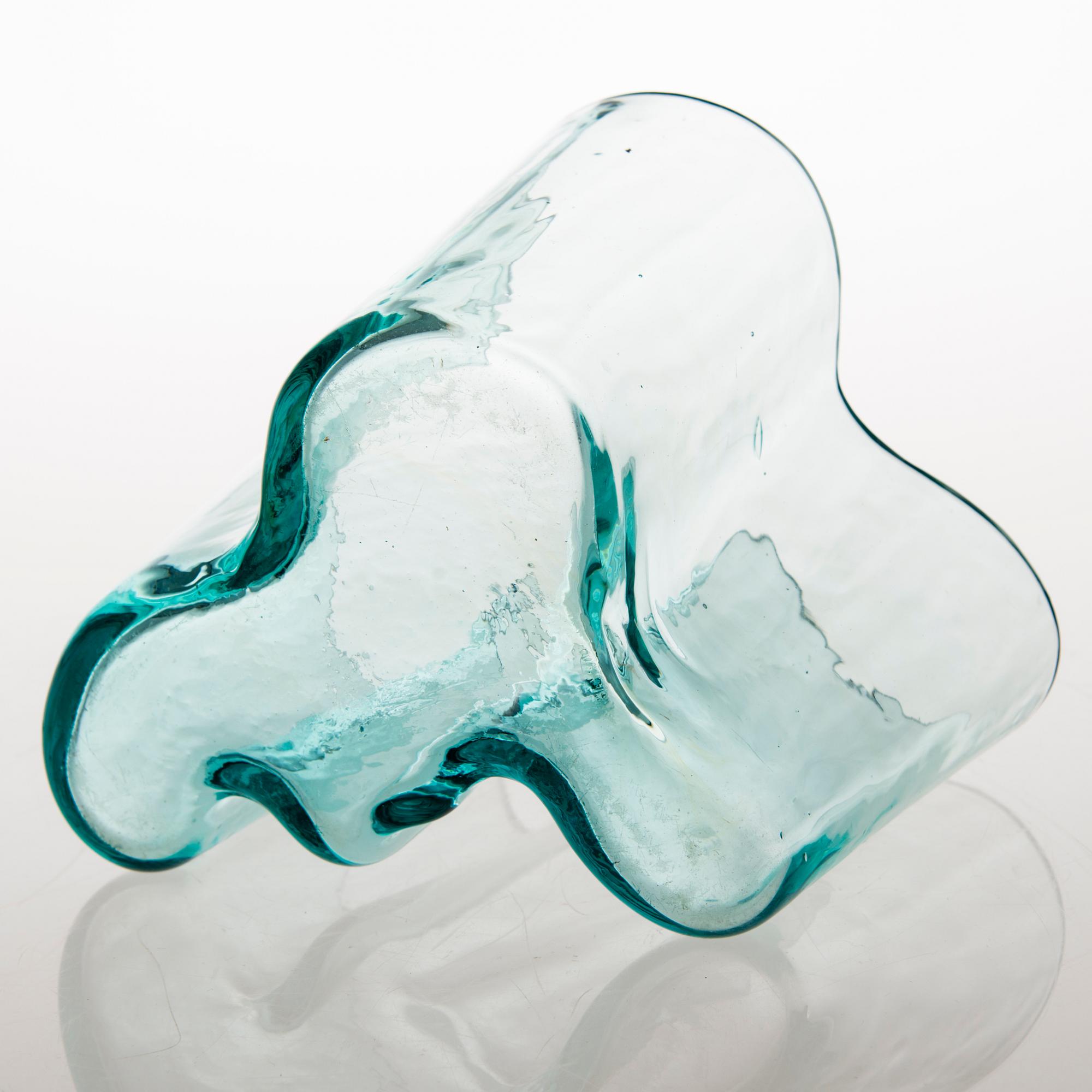 ALVAR AALTO, A '9750' vase Karhula Glassworks 1937-1949. Finland.
