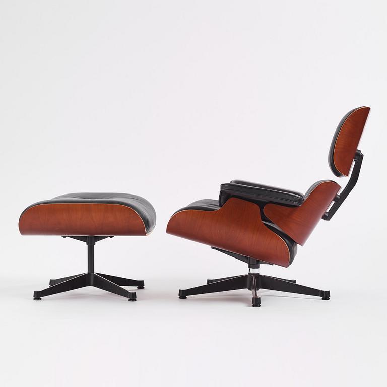 Charles & Ray Eames, fåtölj med fotpall, "Lounge Chair & Ottoman", Vitra, ca 2006.