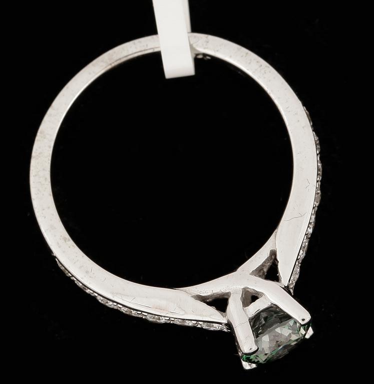 RING, 18k vitguld, briljantslipad färgad grön diamant ca 0,74ct samt 14 briljantslipade diamanter ca 0,28ct.