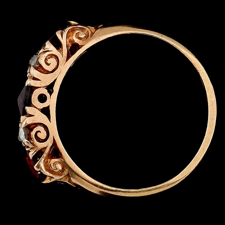 RING, 18K guld, gammalslipade diamanter och röda stenar. Vikt ca 3 g.