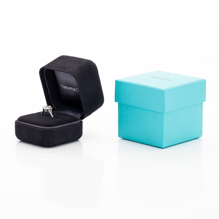 Tiffany & Co, Ring, "Soleste Cushion-cut Double Halo", platina och diamanter.