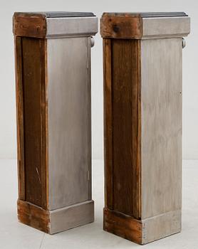 KOLONNSKÅP, ett par, 1900-tal.