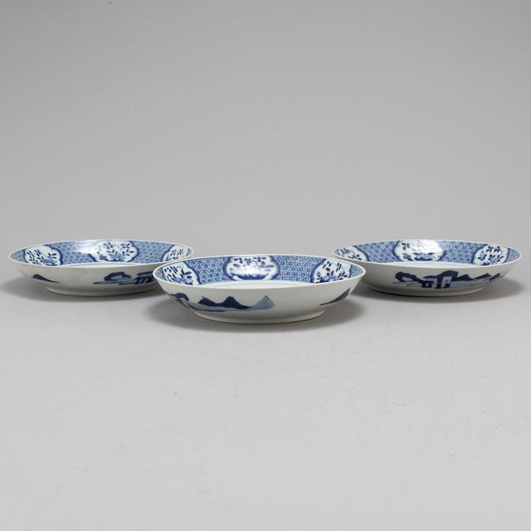 A set of three blue and dishes, Qing dynasty Kangxi (1662-1723).