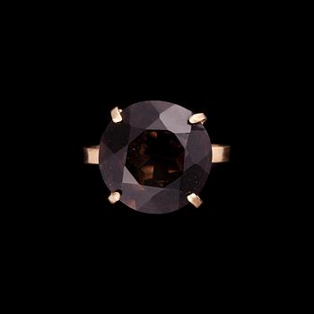 RING, guld 18K samt rökkvarts. Vikt 5,5 g.