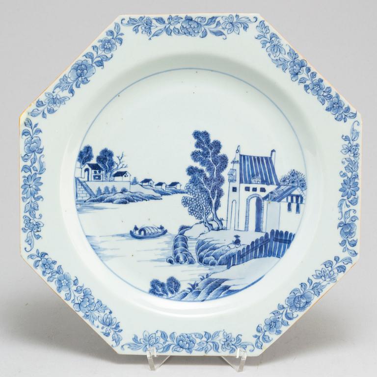 A blue and white serving dish, Qing dynasty, Qianlong (1736-95).