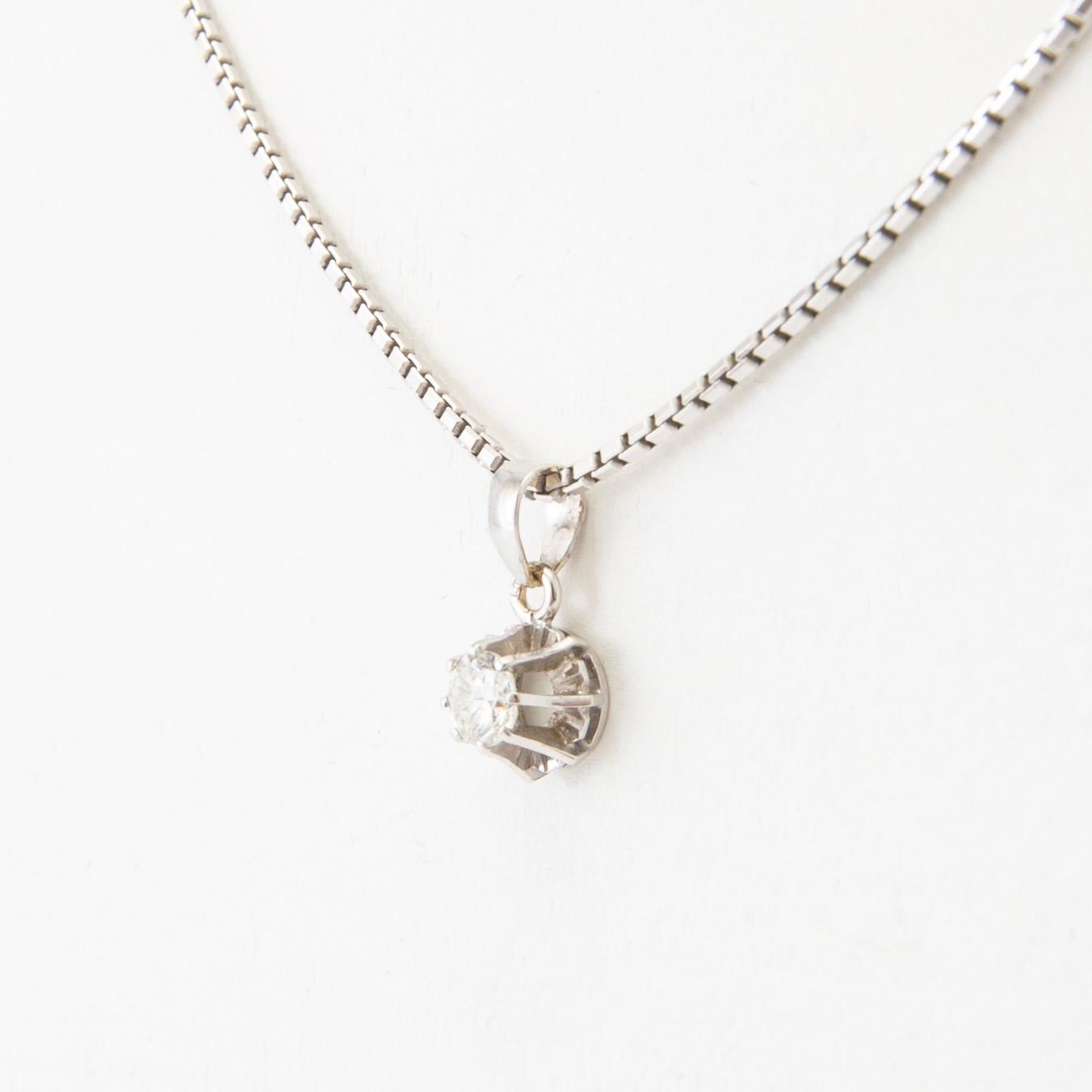 Halsband 18K vitguld med en rund briljantslipad diamant.