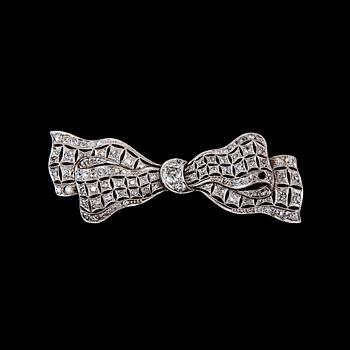 58. BROOCH, 100 old cut diamonds c. 1.80 ct.