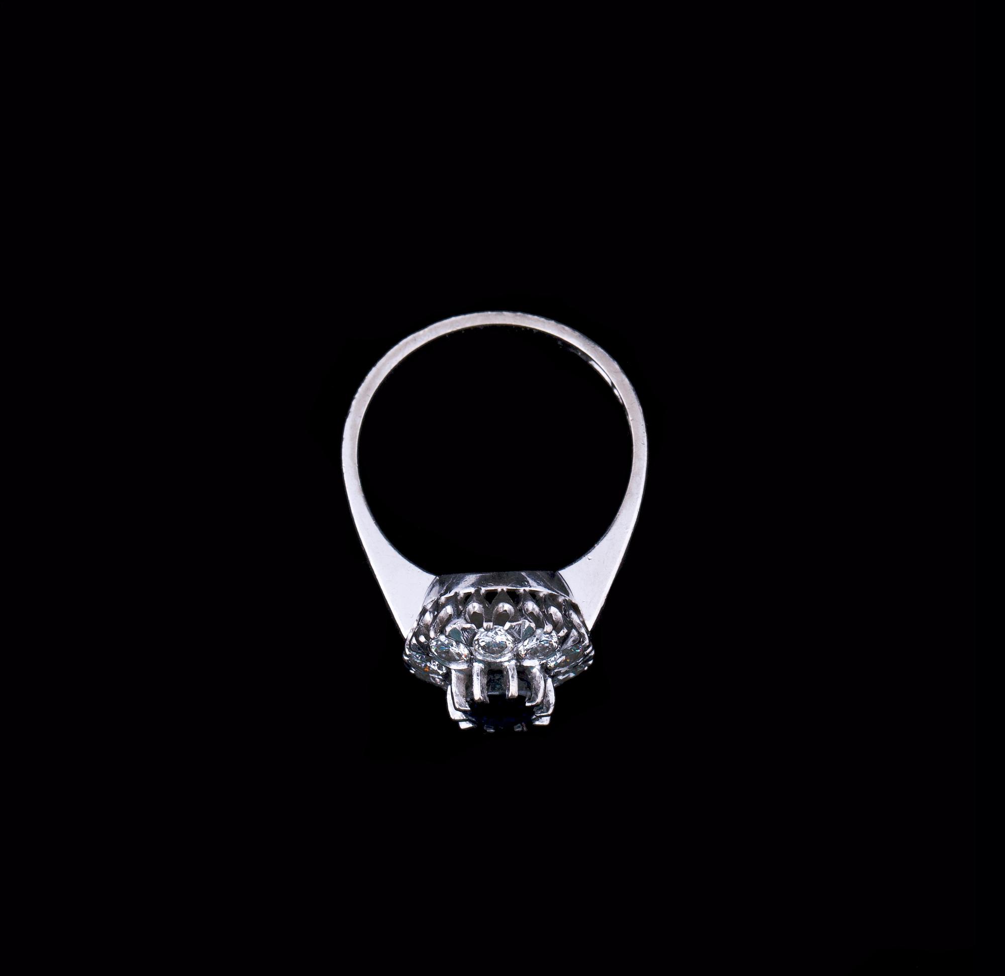 RING, 18 k vitguld med diamanter, enligt gravyr ca 0.80 ct samt safir ca 1.15 ct. Ceson, Göteborg. Vikt ca 5,5 g.