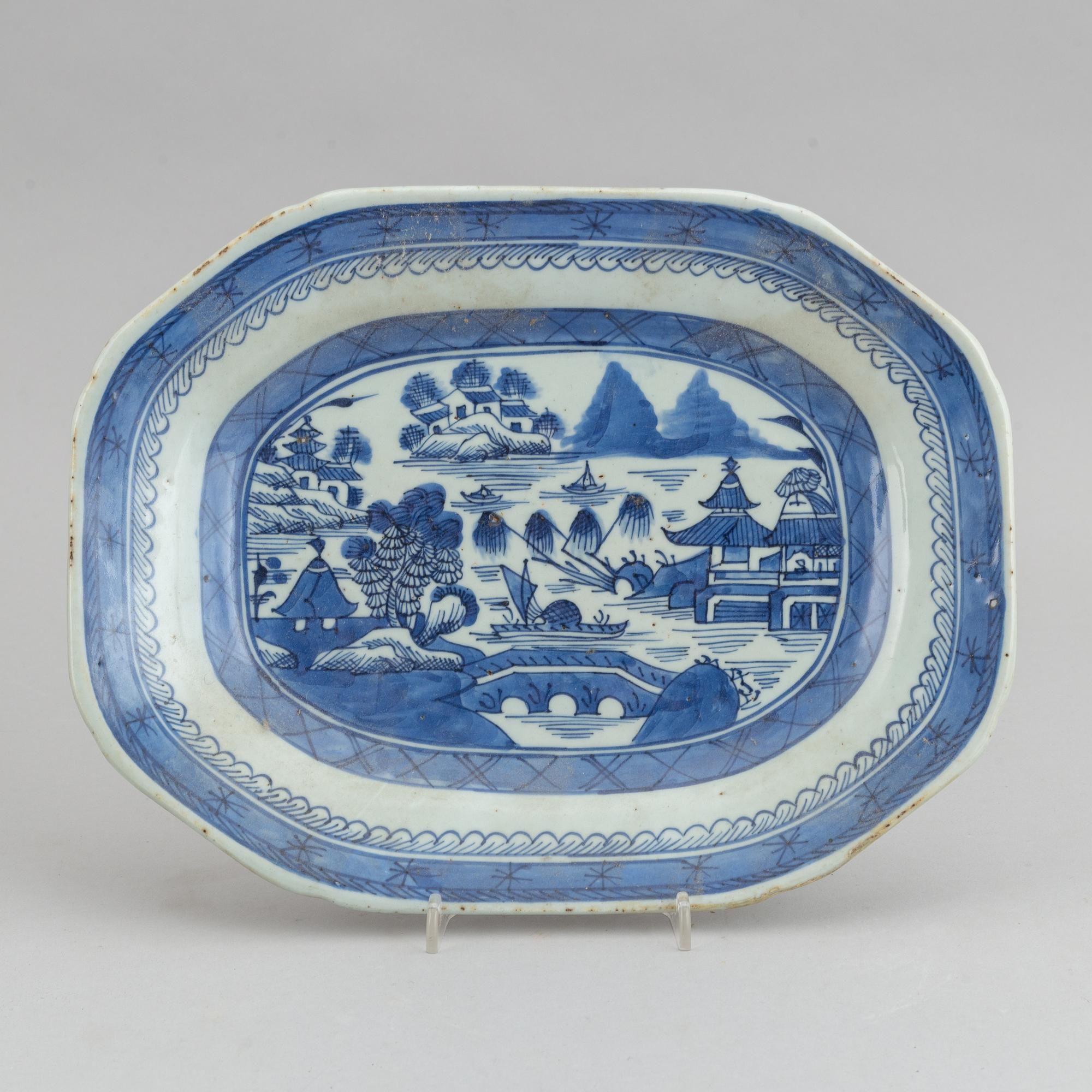 Two blue and white vases and a serving dish, late Qing dynasty, 19th Century.