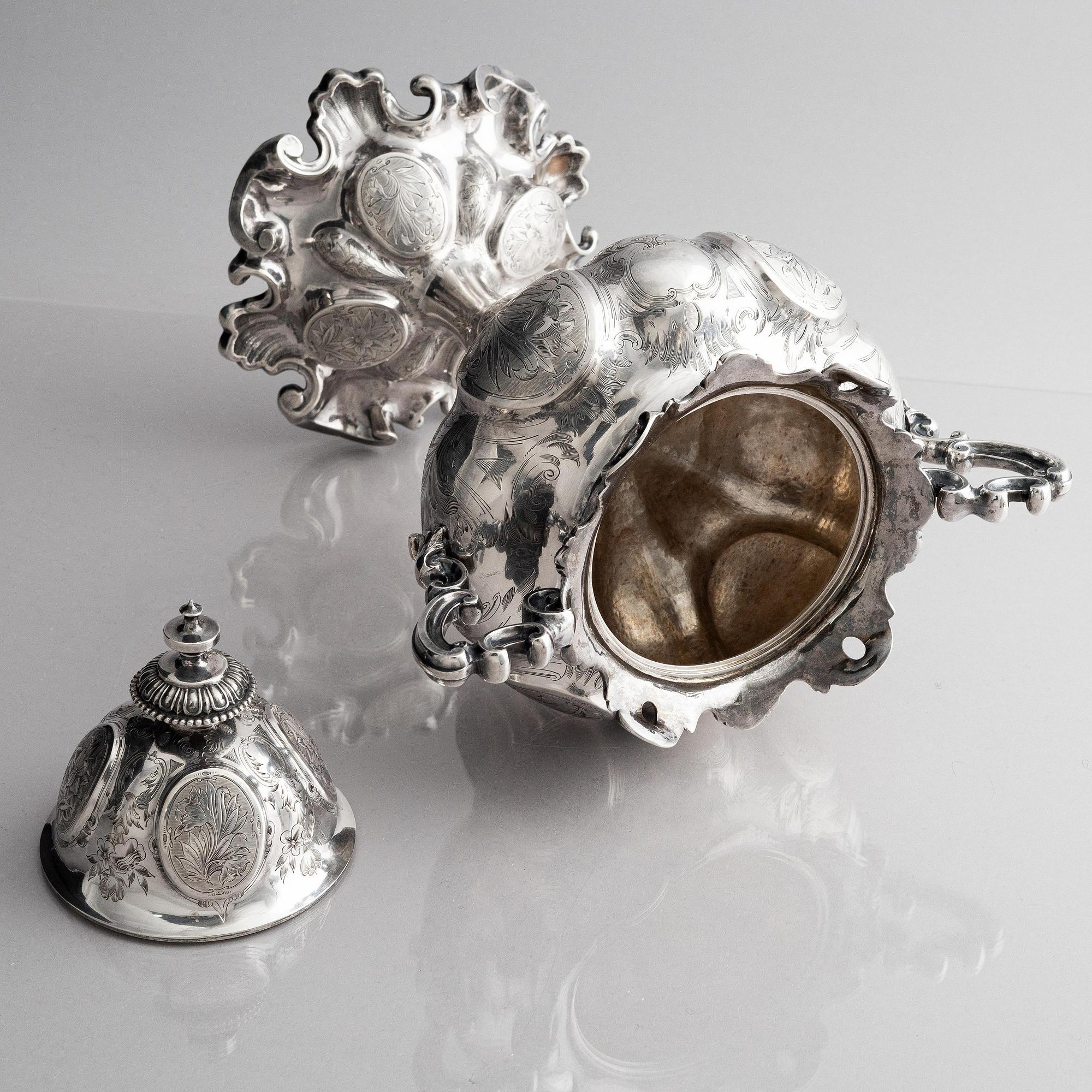 Gustav Möllenberg, uppsatsskål med lock, silver, Stockholm 1863.