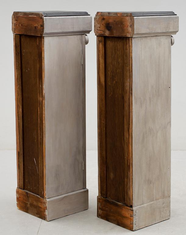 KOLONNSKÅP, ett par, 1900-tal.