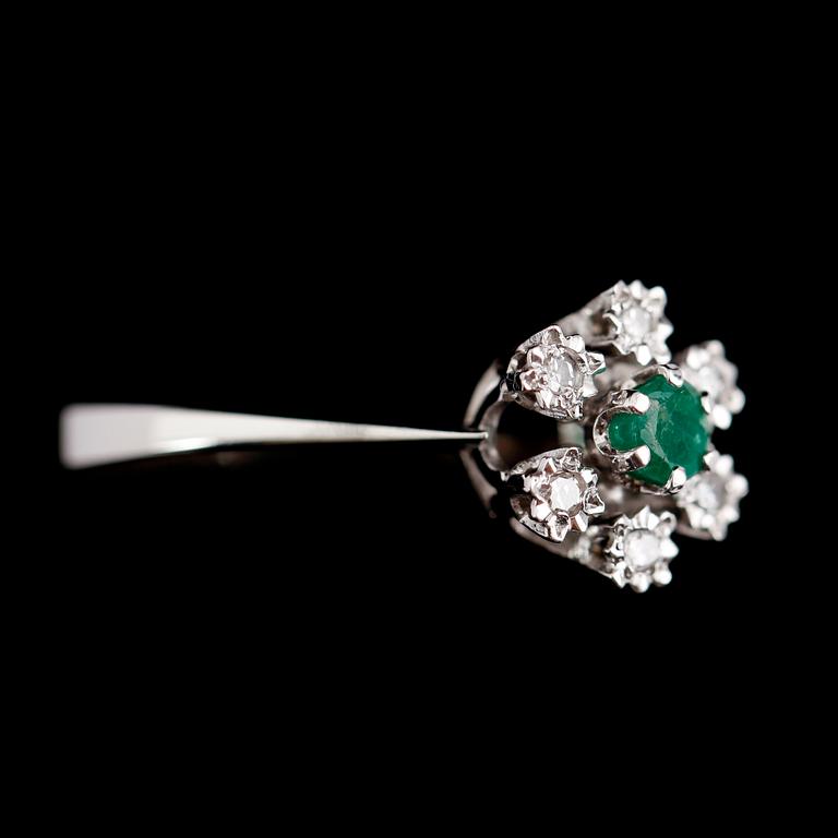 RING, 18 k vitguld, smaragd och 6 mindre briljantslipade diamanter.