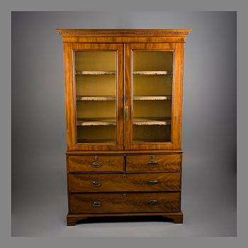 AN ENGLISH BOOKCASE, Georg III, late 18th century.