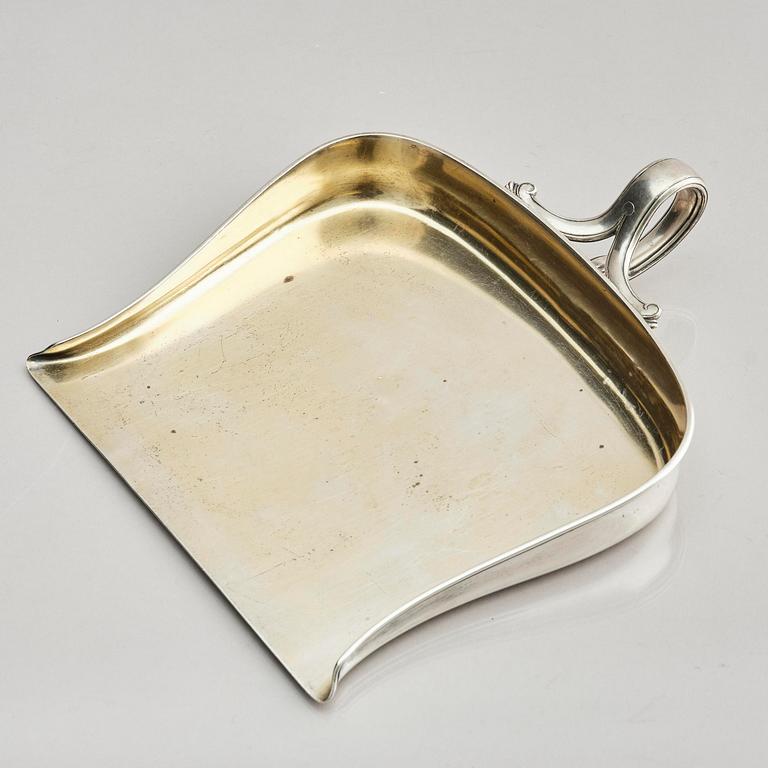 A Fabergé silver table crumber, mark of workmaster Julius Rappoport, St. Petersburg (1883 - 1899).