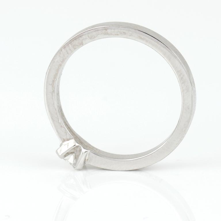 RING, 14K vitguld med briljantslipade diamanter, tot ca 0,32 ct. Vikt 3,20 g.