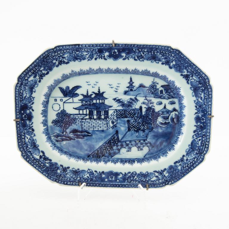 Serving dishes, 3 pcs, China Qianlong (1736-95), porcelain.