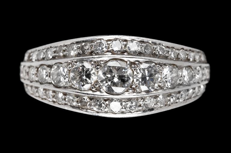 A platinum and diamond ring, tot. app. 1.60 cts.