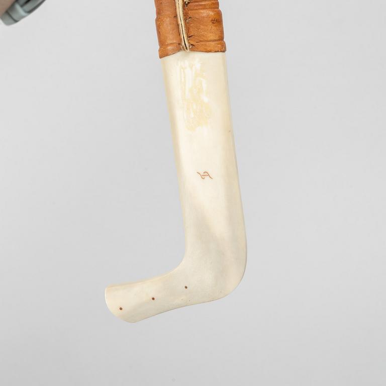 Thore Sunna, a reindeer horn knife.