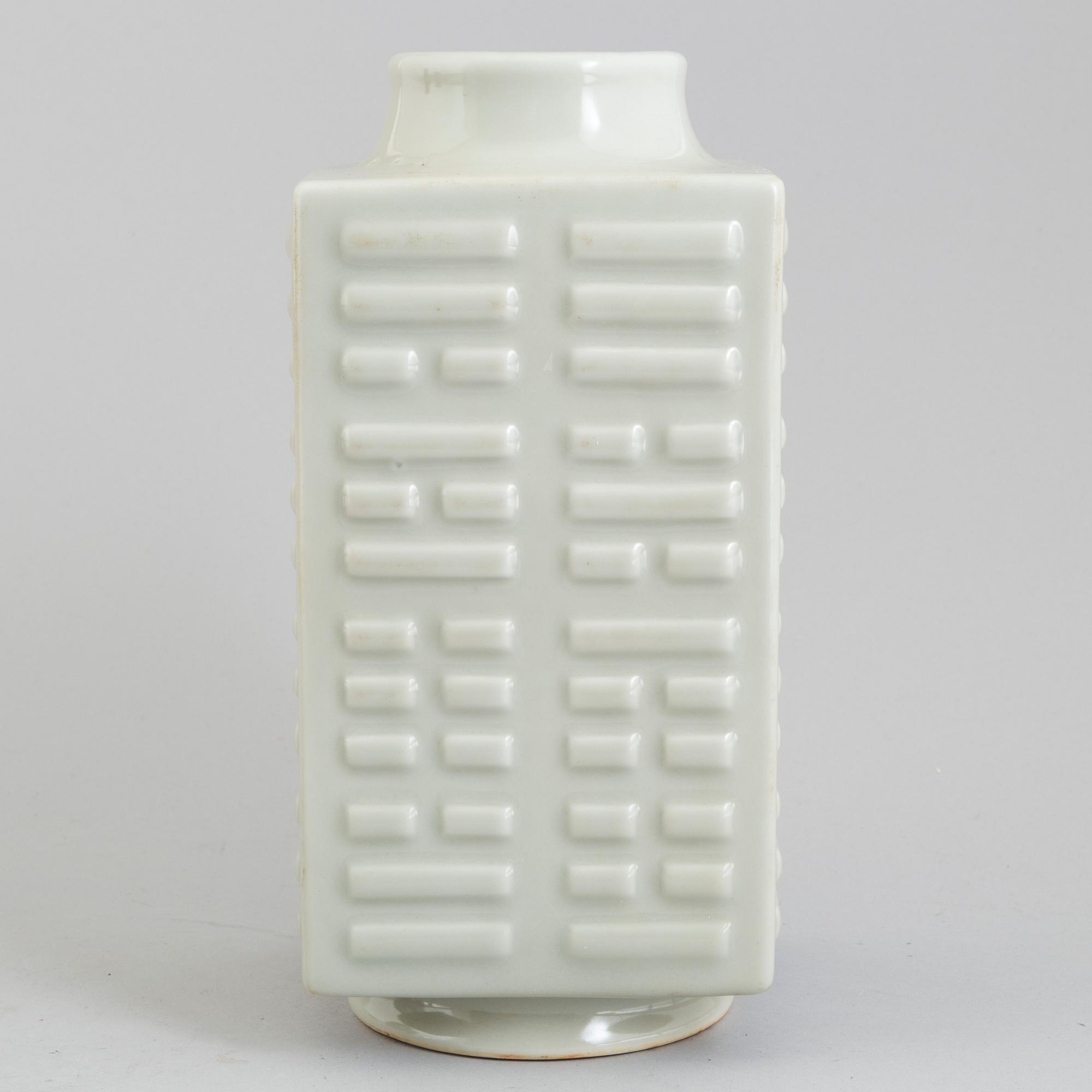 A 20th century Chinese porcelain vase.