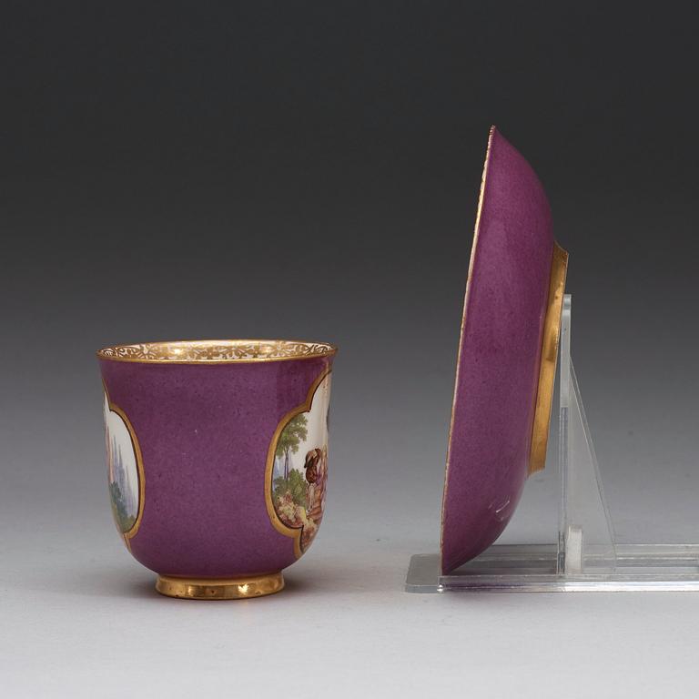KOPP med FAT, porslin. Meissen, 1730-tal.