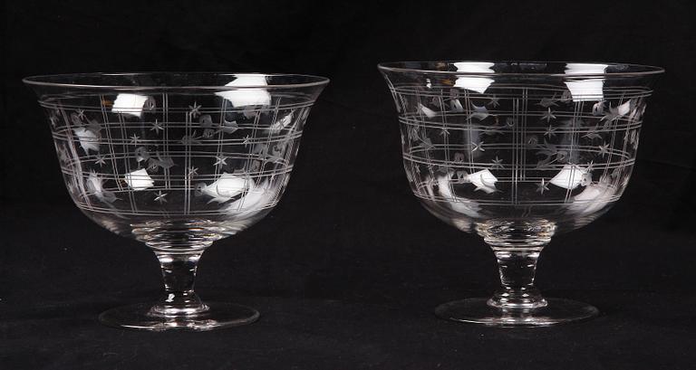 SKÅLAR på FOT, ett par, glas. 1900-tal.