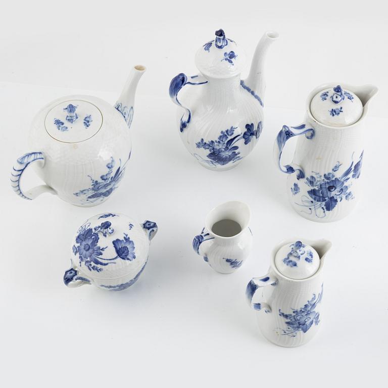 Te-och kaffeservis, 100 delar, porslin, "Blå blomst", Royal Copenhagen, Danmark.