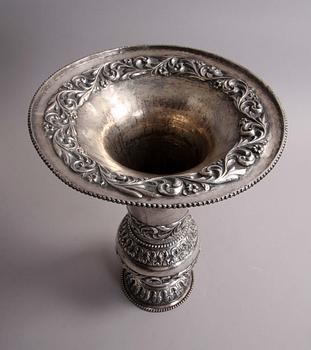 VAS, troligen silver, orientalisk.