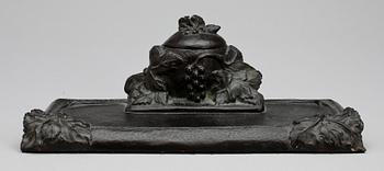 SKRIVSTÄLL, brons, jugend, omkring sekelskiftet 1800/1900-tal. E. Engström.